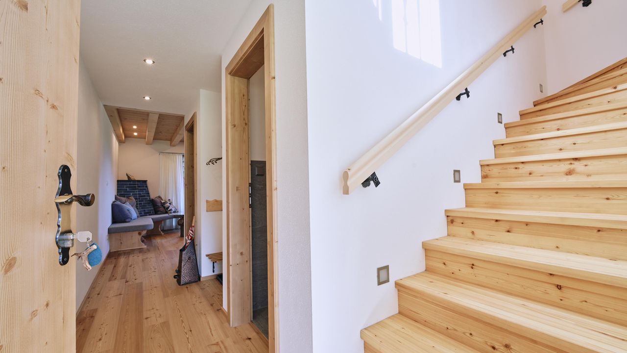 Blick ins Wohnzimmer und Stiegenaufgang Blick ins Wohnzimmer und Stiegenaufgang